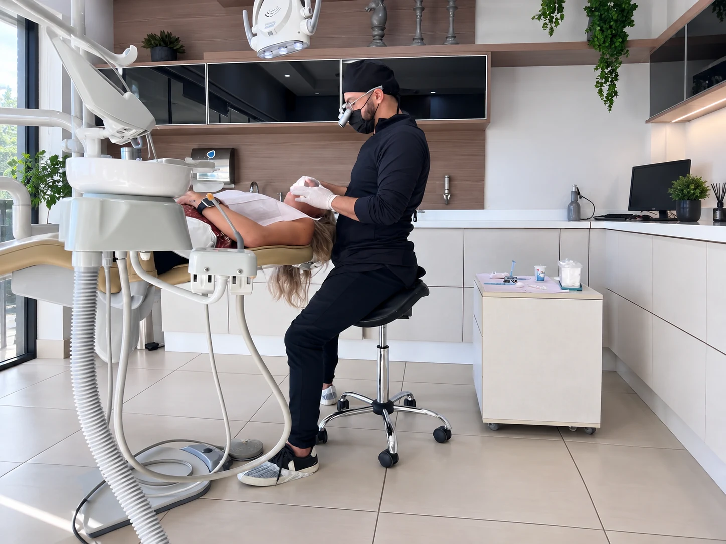 Profissional em situação clínica, mostrando a relação entre corpo, assento e rotina de atendimento
